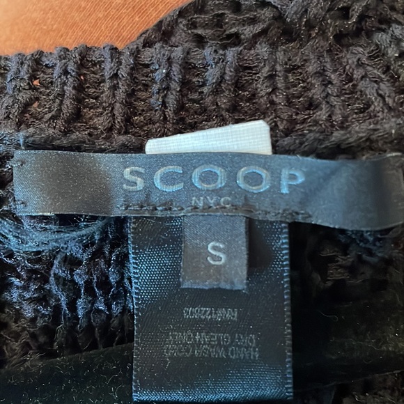 Scoop NYC sleeveless fringed knit sweater in black - Picture 10 of 11